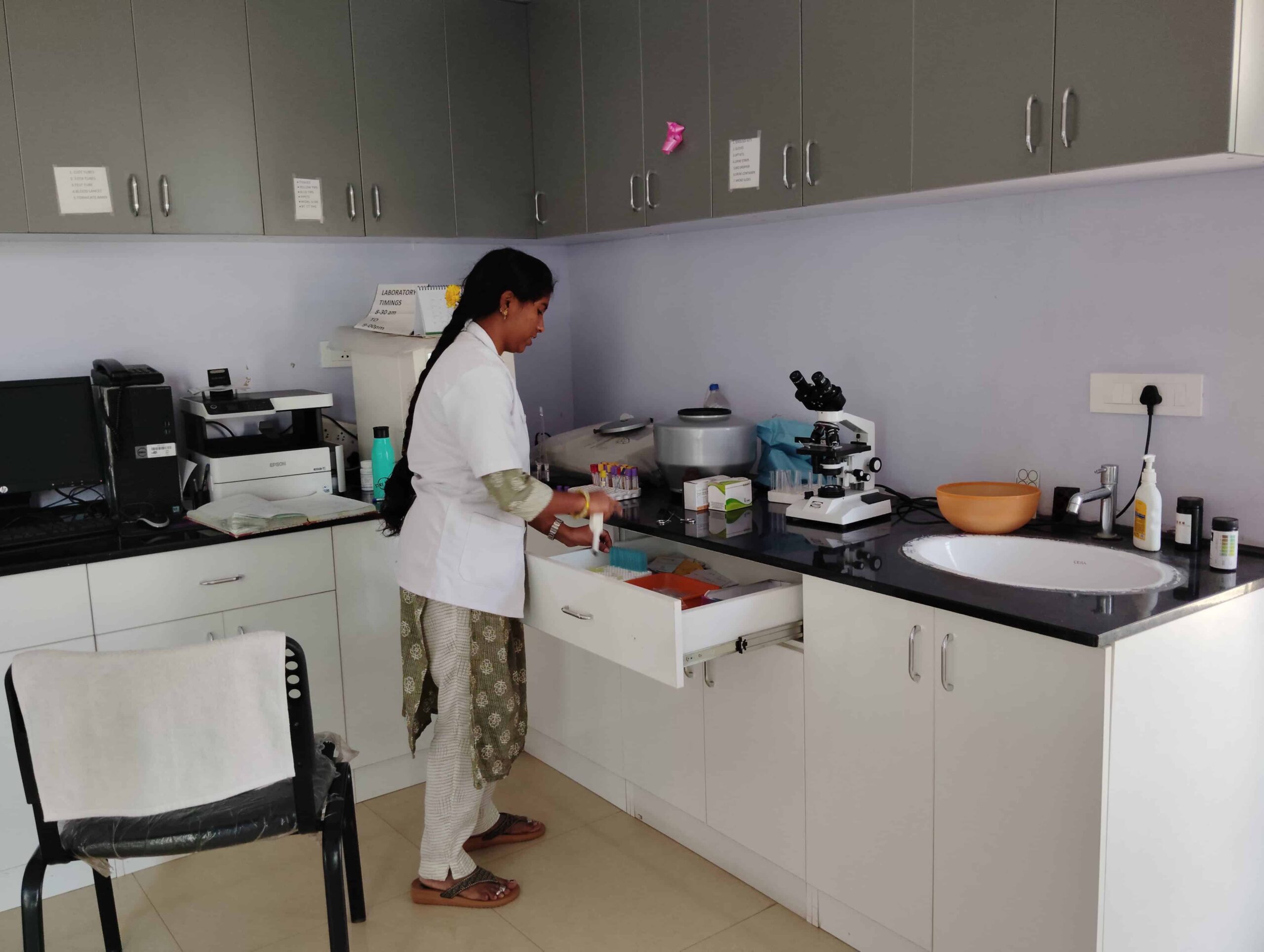 shakthi-health-care-hospital-gallery-laboratory-examination